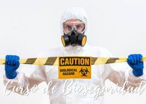 Profesor del curso Bioseguridad en Certem usando traje especial y mascara