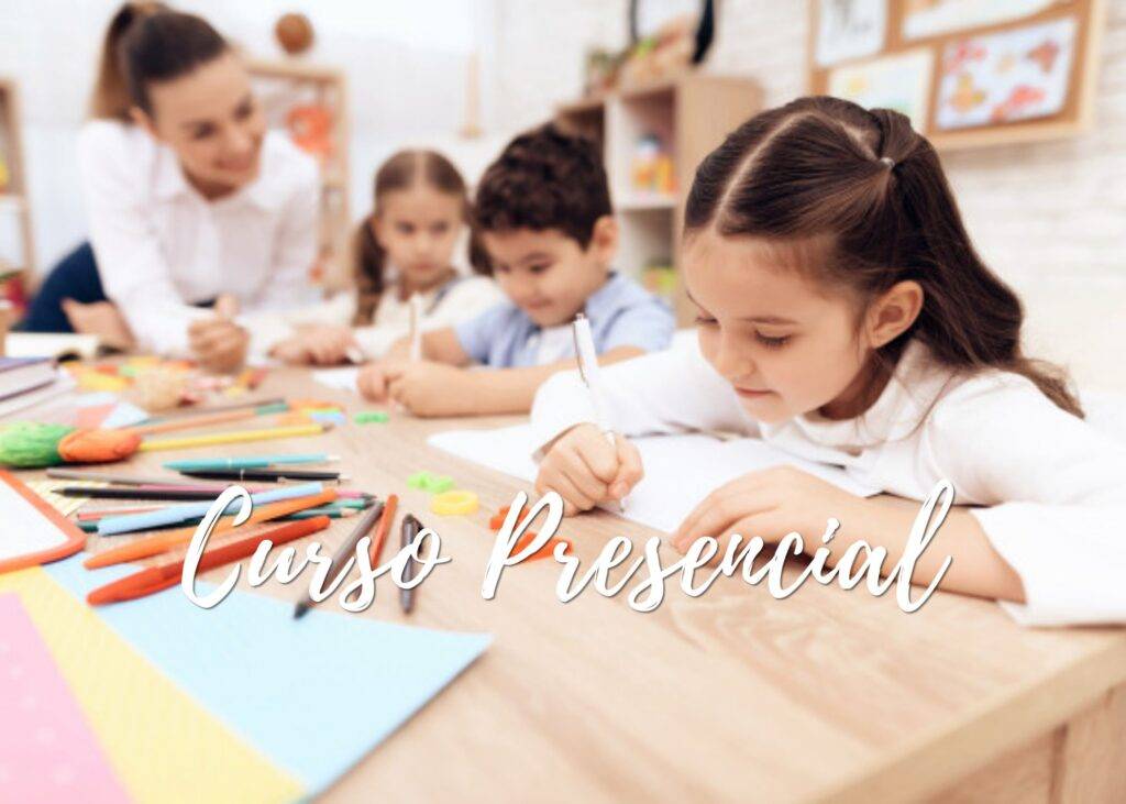 Curso Cuidado Infantil y Pedagogía niños estudiando y escribiendo en cuadernos