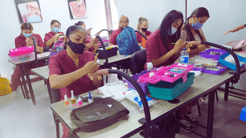 grupo de estudiantes de Curso Manicura y Pedicura