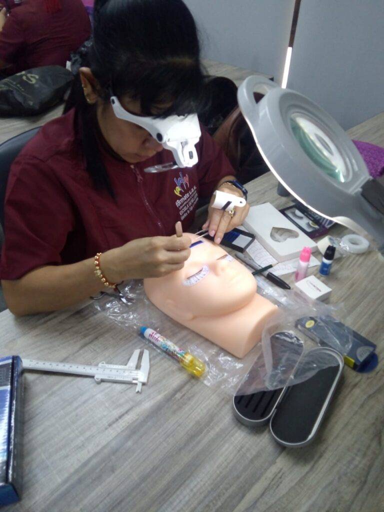 practica de estudiante con cabeza maniquie puesta de pestañas en Curso Estética Cejas y Pestañas