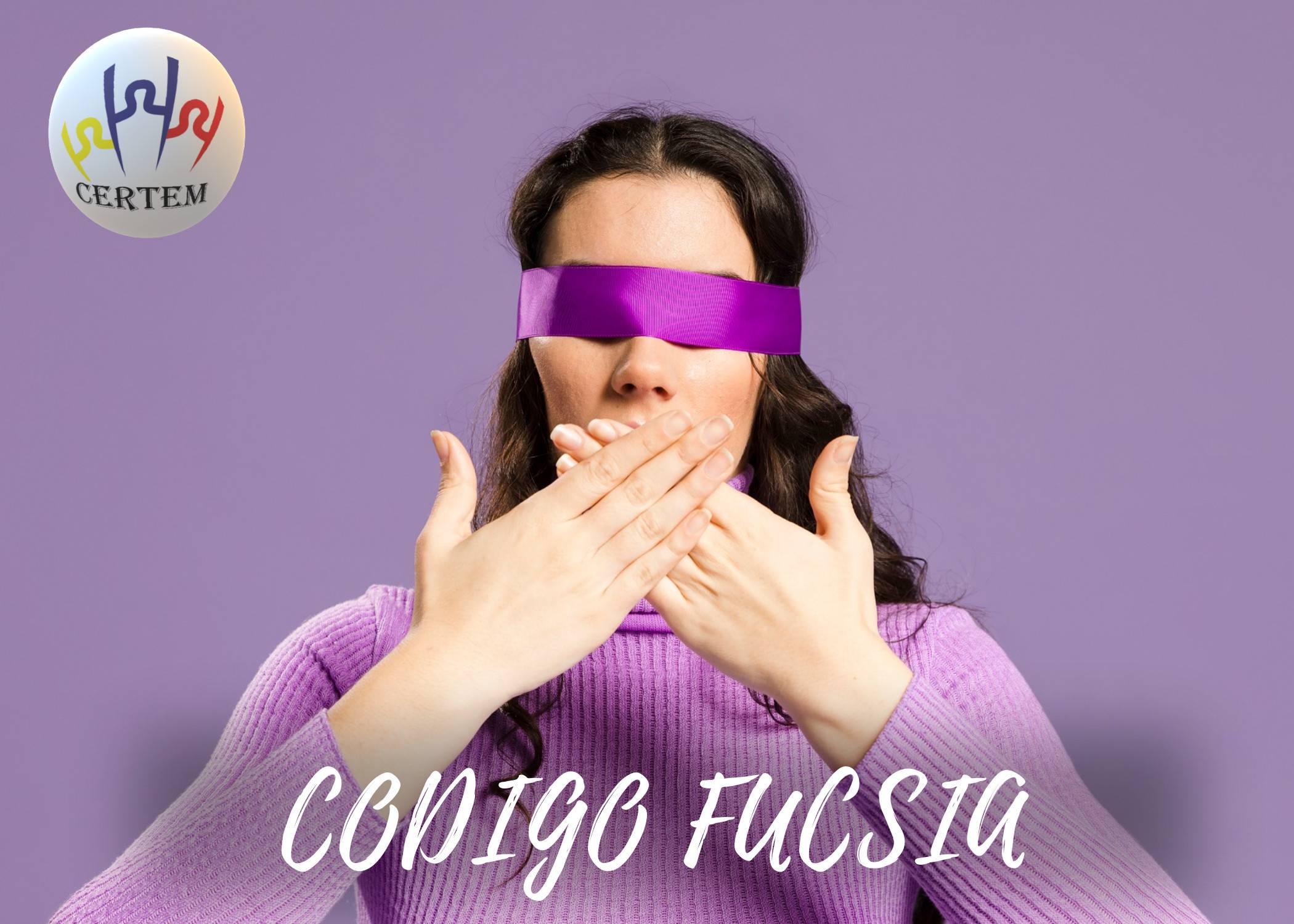 Mujer con banda en ojos morado del curso de codigo fucsia