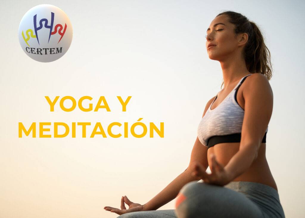 Mujer meditando en clase de Curso Meditación y Yoga Medellín