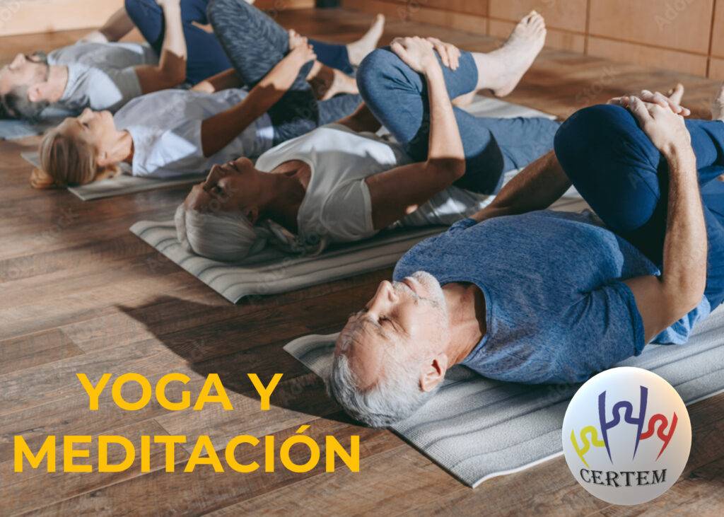 Grupo de adultos practicando Curso Meditación y Yoga Medellín