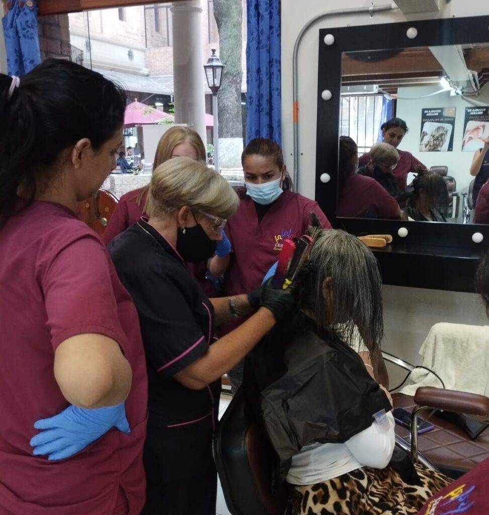 Curso de Peluquería y Esteticista, estudiantes en practicas