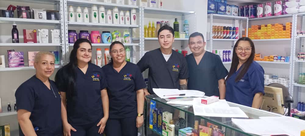 Diplomado Servicios Farmacéuticos estudiantes y docente en farmacia