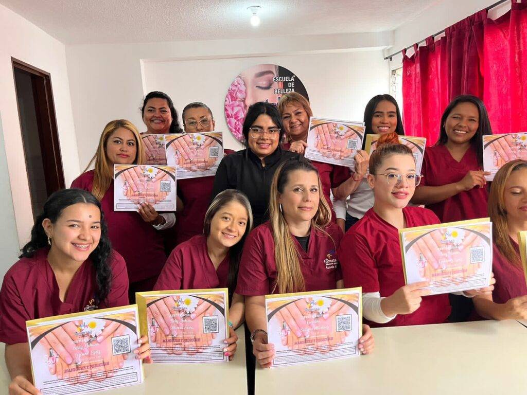 Curso Manicura y Pedicura estudiantes con su diploma